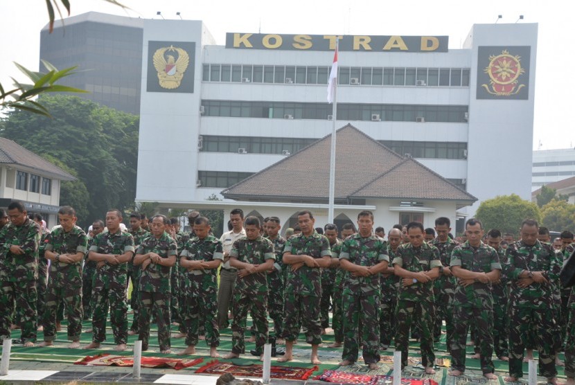 Keluarga Besar Kostrad shalat istisqa di Lapangan MAkostrad, Rabu (28/10)