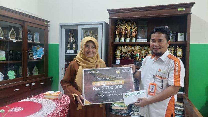 Keluarga besar SD Islam Pangeran Diponegoro Semarang menyalurkan donai untuk korban gempa Cianjur melalui Laznas BMH.