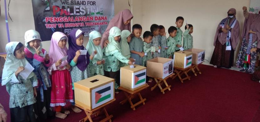 keluarga besar SDIT & TKIT Yaa Bunayya Hidayatullah Yogyakarta yang terdiri dari para siswa dan guru melakukan penggalangan dana untuk warga Palestina.