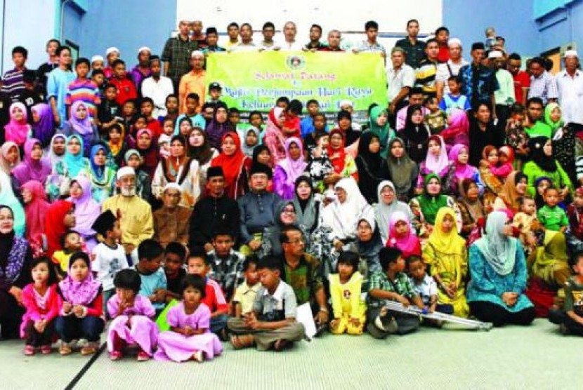 Keluarga besar Syeikh Ala’a Al Deen Syeikh Abu Bakar berfoto di Hari Raya Idul Fitri 2012.