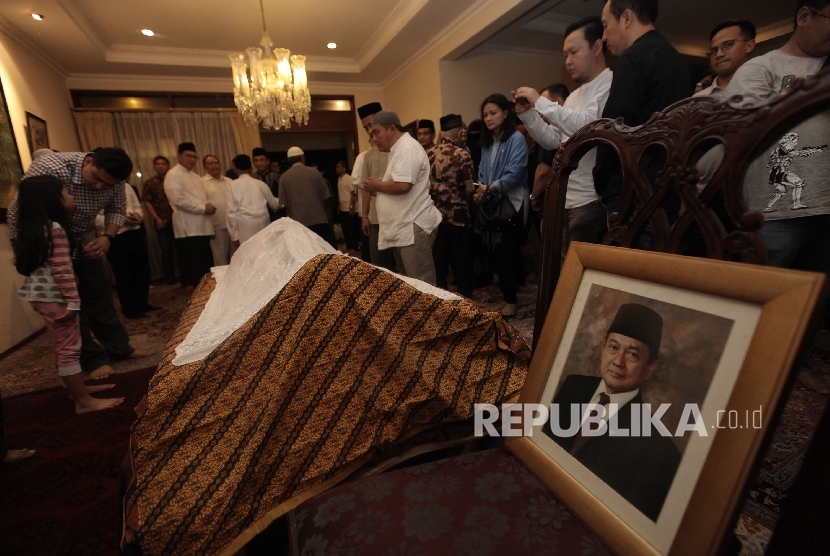 Keluarga beserta kerabat mendoakan Almarhum Mantan Menteri Agama Maftuh Basyuni di rumah duka, Jakarta, Selasa malam (20/9).