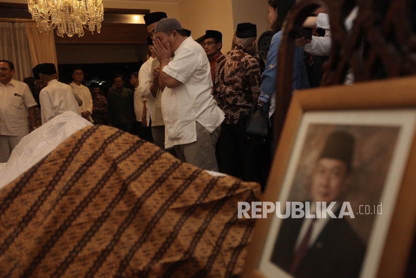 Keluarga beserta kerabat mendoakan Almarhum Mantan Menteri Agama Maftuh Basyuni di rumah duka, Jakarta, Selasa (20/9) malam