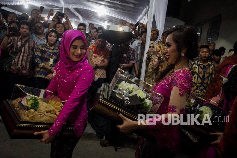 Keluarga Bobby Nasution membawa seserahan ketika akan memasuki kediaman Presiden Joko Widodo pada prosesi Midodareni Pernikahan Kahiyang Ayu-Bobby Nasution di Sumber, Solo, Jawa Tengah, Selasa (7/11). 