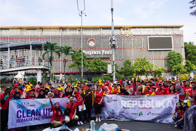 Keluarga Coca-Cola Amatil Indonesia bersama mahasiswa Universitas Indonesia menggelar aksi sosial Clean Up Jakarta Day