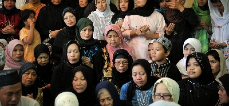 Keluarga dan kerabat berdoa di dekat jenazah KH Zainuddin MZ di rumah duka, kawasan Gandaria, Jakarta Selatan, Selasa (5/7).