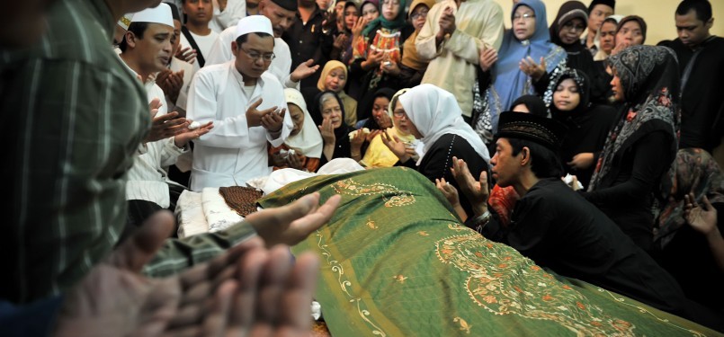 Keluarga dan kerabat berdoa di dekat jenazah KH Zainuddin MZ di rumah duka, kawasan Gandaria, Jakarta Selatan, Selasa (5/7). 