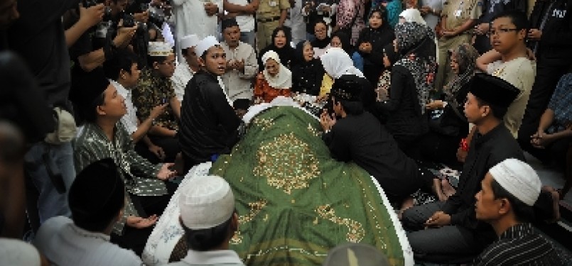 Keluarga dan kerabat berdoa di dekat jenazah KH Zainuddin MZ di rumah duka, di kawasan Gandaria, Jakarta Selatan, Selasa (5/7). 