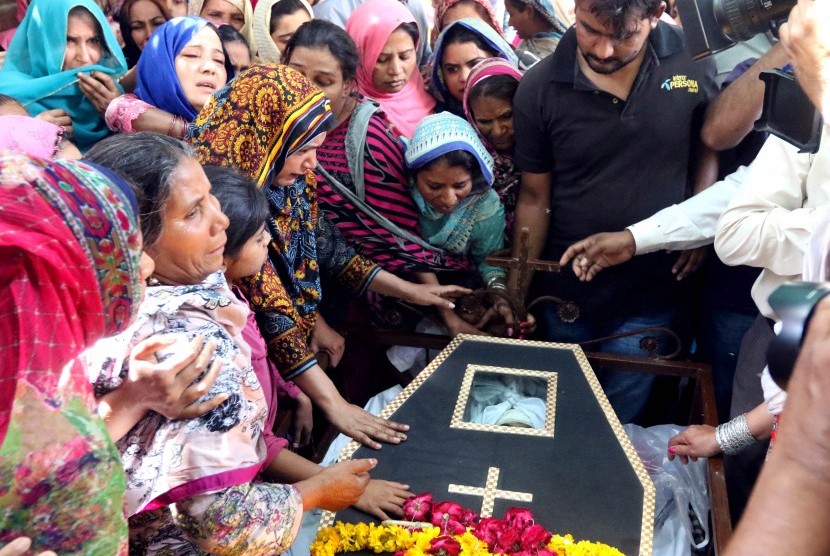 Keluarga dan kerabat berduka atas kematian korban bom Lahore yang terjadi saat libur Paskah di sebuah taman.