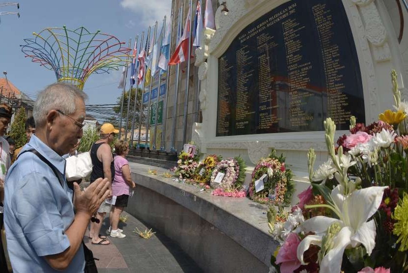 Keluarga dan kerabat korban bom Bali berdoa saat peringatan 16 tahun tragedi bom Bali di Monumen Bom Bali, Legian, Kuta, Bali, Jumat (12/10).