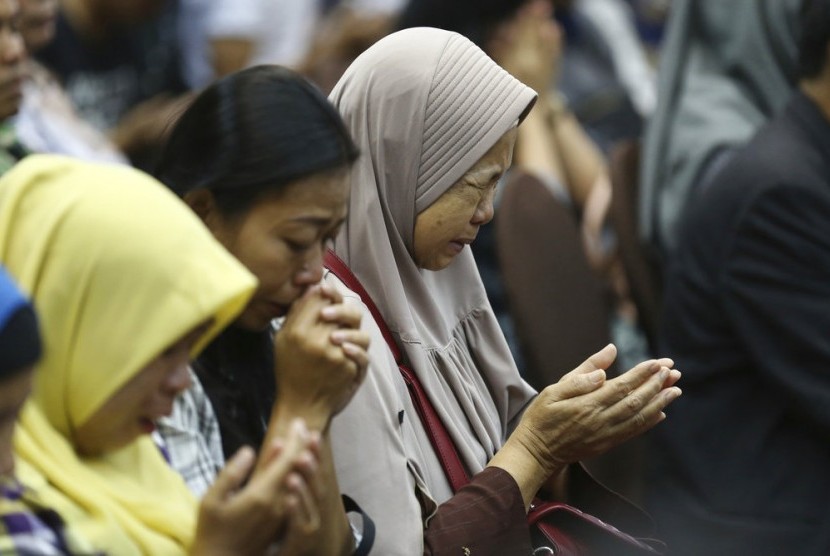 Keluarga dan kerabat korban Lion Air JT 610 berdoa bersama usai acara pertemuan dengan petinggi Lion Air yang difasilitasi pemerintah, Senin (5/11).
