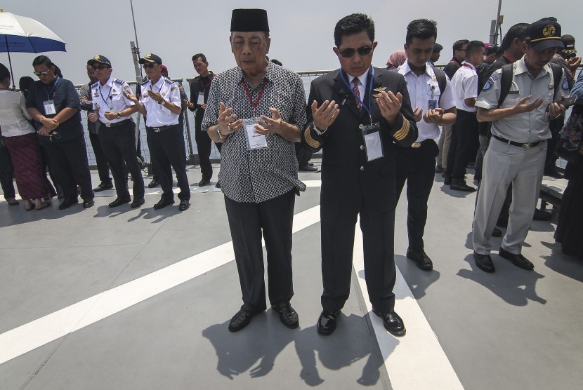 Keluarga dan kerabat korban mengikuti doa bersama dan tabur bunga di lokasi jatuhnya pesawat Lion Air JT 610 di perairan Tanjung Karawang, Jawa Barat, Selasa (6/11/2018). 