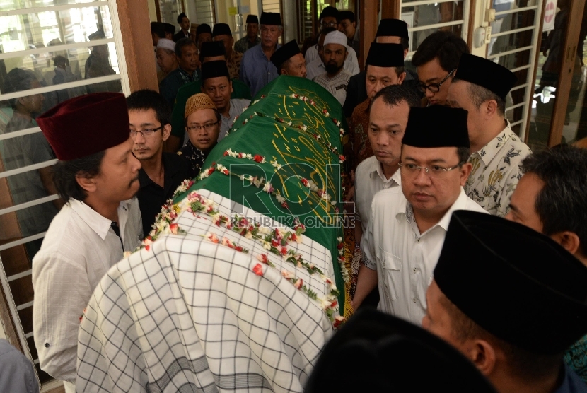  Keluarga dan kerabat membawa peti jenazah Wakil Ketua Umum Pengurus Besar Nahdlatul Ulama (PBNU) KH Slamet Effendy Yusuf di rumah duka, Cibubur, Bogor, Jabar, Kamis (3/12).  (Republika/Yasin Habbi)