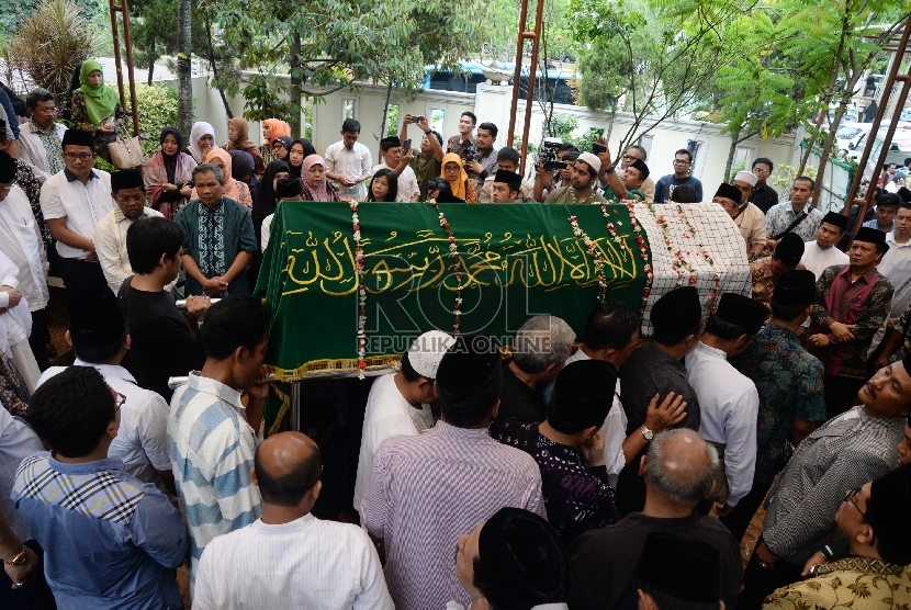 Keluarga dan kerabat membawa peti jenazah Wakil Ketua Umum Pengurus Besar Nahdlatul Ulama (PBNU) KH Slamet Effendy Yusuf di rumah duka, Cibubur, Bogor, Jabar, Kamis (3/12). 