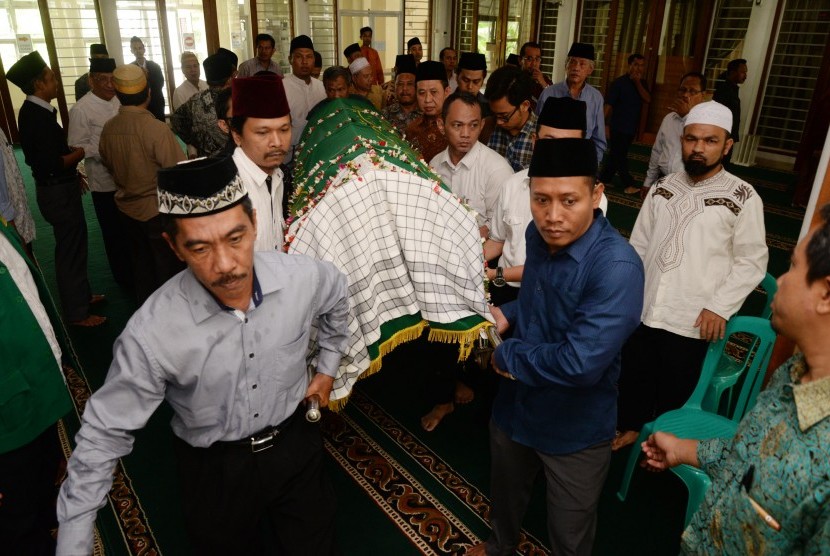 Keluarga dan kerabat membawa peti jenazah Wakil Ketua Umum Pengurus Besar Nahdlatul Ulama (PBNU) KH Slamet Effendy Yusuf di rumah duka, Cibubur, Bogor, Jabar, Kamis (3/12). 