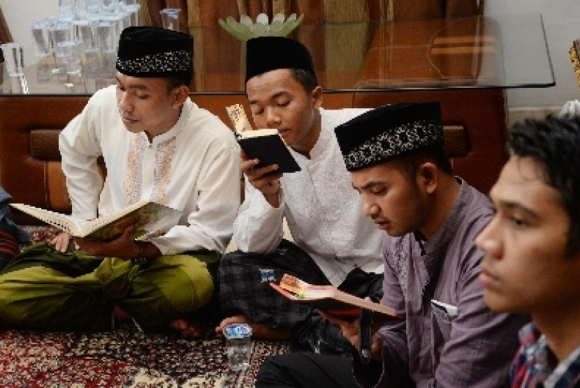 Keluarga dan kerabat mendoakan jenazah Wakil Ketua Umum Pengurus Besar Nahdlatul Ulama (PBNU) KH Slamet Effendy Yusuf di rumah duka, Cibubur, Bogor, Jabar, Kamis (3/12). 