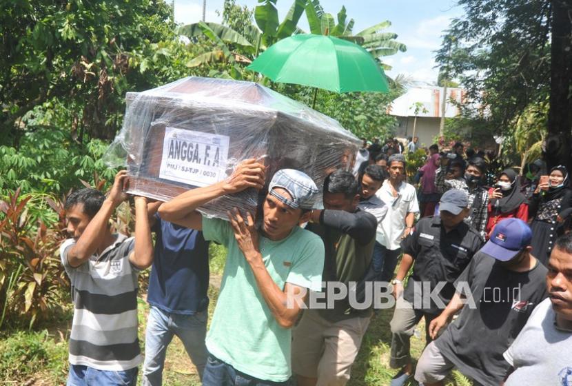 Keluarga dan kerabat mengangkat peti jenazah Angga Fernanda Afriyon untuk dimakamkan di Sungai Sapiah, Padang, Sumatera Barat, Sabtu (23/1/2021). Angga Fernanda Afriyon merupakan korban Pesawat Sriwijaya Air SJ-182 rute Jakarta-Pontianak yang berhasil diidentifikasi oleh Tim Disaster Victim Identification (DVI) Polri dan diserahkan kepada keluarga untuk dimakamkan di kampung halamannya di Padang.