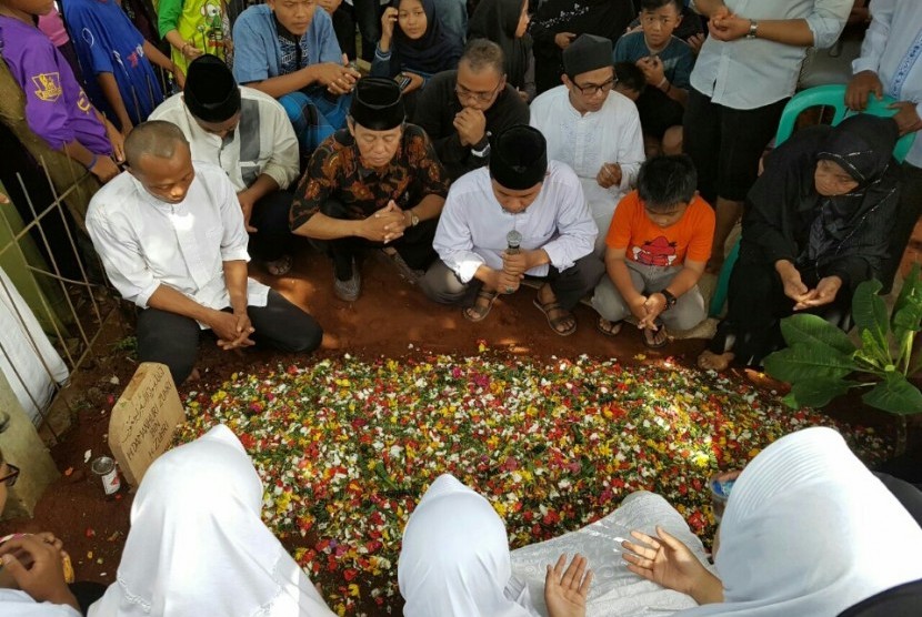 Keluarga dan kerabat mengantarkan wartawan Republika Damanhuri Zuhri di tempat peristirahatan terakhirnya di kawasan Parung, Bogor, Senin (2/1).