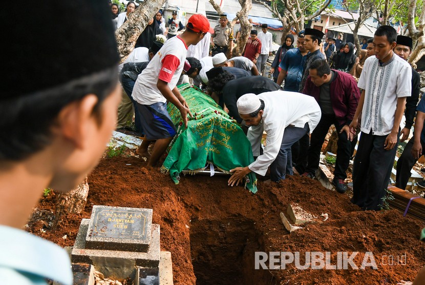 Keluarga dan kerabat menghadiri prosesi pemakaman korban demo ricuh Akbar Alamsyah di Taman Pemakaman Umum (TPU) kawasan Cipulir, Kebayoran Lama, Jakarta, Jumat (11/10/2019). 