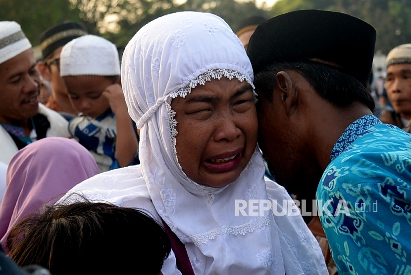 Keluarga dan kerabat menyambut kedatangan jamaah haji kloter 1 Debarkasi Jakarta Pondok Gede (JKG) di Asrama Haji Pondok Gede, Jakarta, Kamis (7/9).