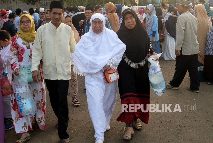Keluarga dan kerabat menyambut kedatangan jamaah haji kloter 1 Debarkasi Jakarta Pondok Gede (JKG) di Asrama Haji Pondok Gede, Jakarta, Kamis (7/9).