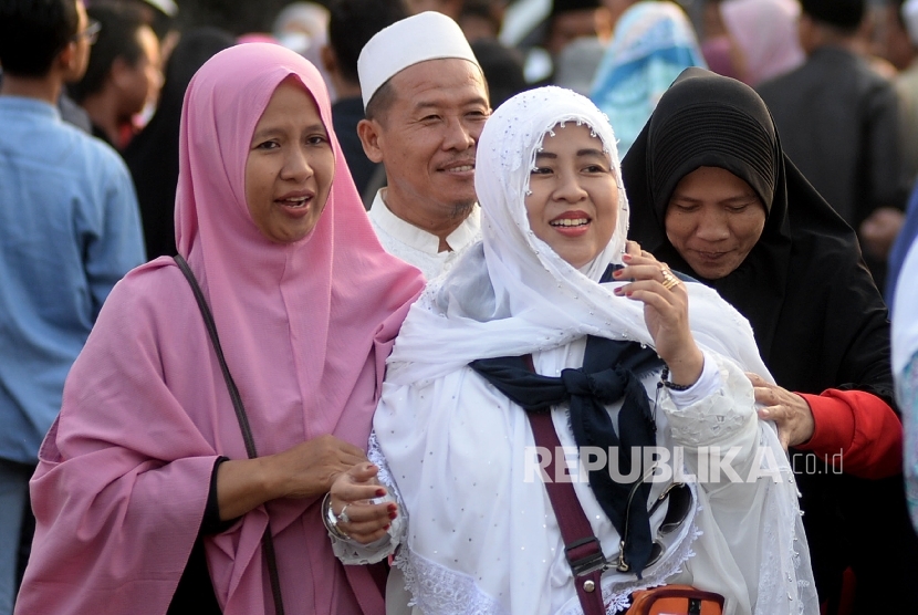 Keluarga dan kerabat menyambut kedatangan jamaah haji kloter 1 Debarkasi Jakarta Pondok Gede (JKG) di Asrama Haji Pondok Gede, Jakarta, Kamis (7/9). 