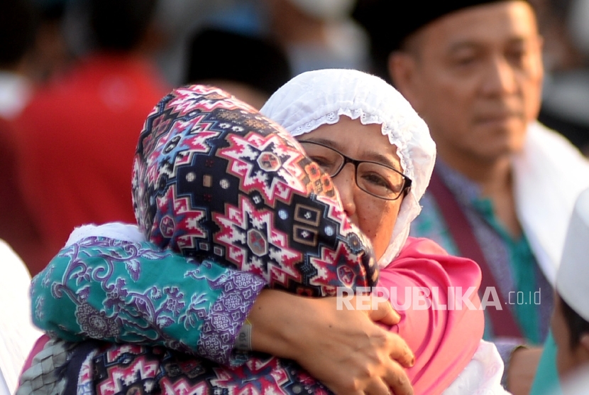 Keluarga dan kerabat menyambut kedatangan jamaah haji kloter 1 Debarkasi Jakarta Pondok Gede (JKG) di Asrama Haji Pondok Gede, Jakarta, Kamis (7/9).