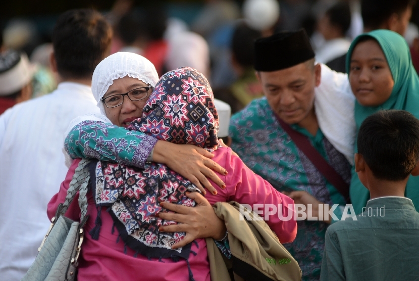 Keluarga dan kerabat menyambut kedatangan jamaah haji kloter 1 Debarkasi Jakarta Pondok Gede (JKG) di Asrama Haji Pondok Gede, Jakarta, Kamis (7/9). 