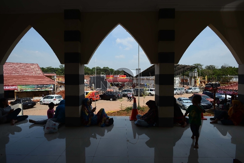 Keluarga dari Jamaah lelaki menunggu Shalat Jumat di Masjid yang berada di rest area km 102 Tol Cipali, Jawa Barat, Jumat (10/7).    (Republika/Raisan Al Farisi)