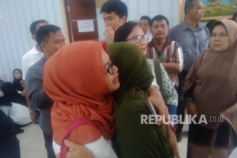 Keluarga dari korban jatuhnya pesawat Lion Air JT 610 mendatangi RS Polri untuk tes DNA di Rumah Sakit  Polri Jakarta pada Rabu (31/10) pagi.