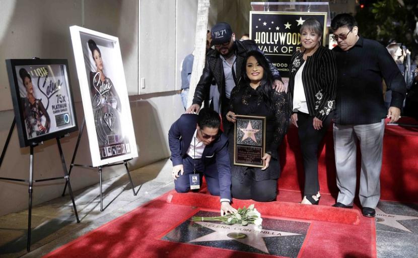 Keluarga dari mediang Selena Quintanilla, penyanyi Meksiko-Amerika Serikat, berpose di dekat plakat Hollywood Walk of Fame-nya di Hollywood, California, AS, 3 November 2017. Selena yang dijuluki The Queen of Tejano Music terbunuh di tangan penggemarnya pada 31 March 1995. 