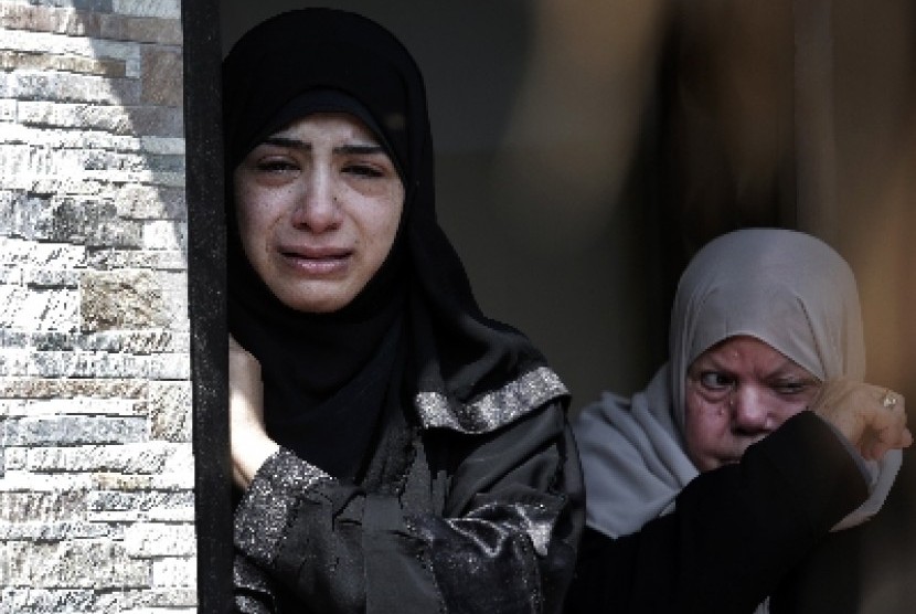 Keluarga Ehsan al-Agha menangis saat kehilangan salah satu anggotanya akibat serangan Israel di Khan Younis, Gaza selatan.