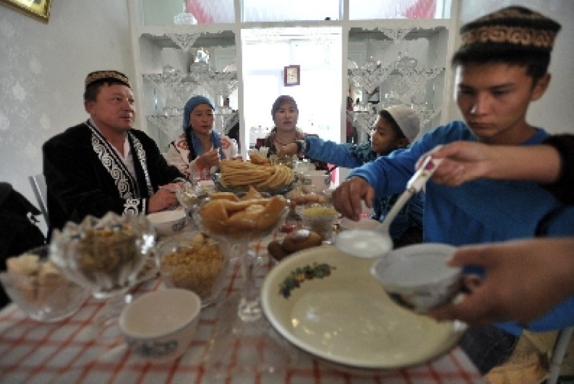 Keluarga etnis Muslim di kawasan Tacheng, Daerah Otonomi Xinjiang, Cina.