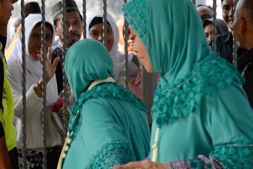 Keluarga jamaah haji melepas keberangkatan kerabat dan keluarganya di Asrama Haji Pondok Gede, Jakarta Timur sebelum bertolak menuju Tanah Suci. 