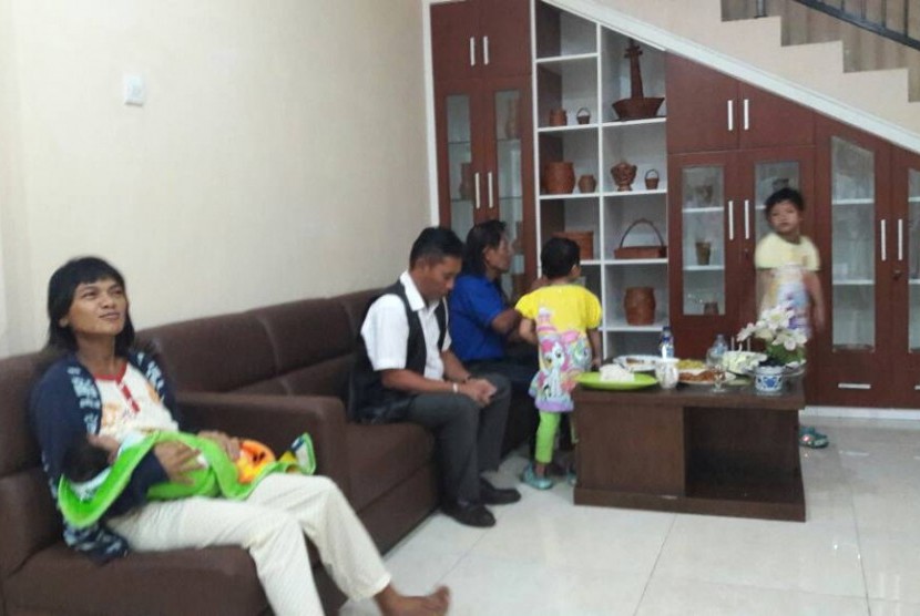 Keluarga Joni-Isa di Rumah Aman Kementerian Sosial, Jakarta, Kamis (15/6).