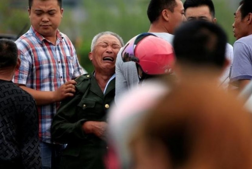 Keluarga korban badai tornadi di Jiangsu, Cina, menangis histeris, Kamis (23/6)