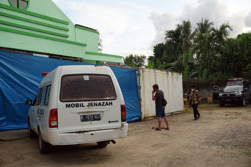 Keluarga korban berjalan di luar ruang Jenazah RSUD Sele Be Solu, Kota Sorong, Papua Barat, Sabtu (29/1/2022). Tim DVI Mabes Polri bersama Biddokes Polda Papua Barat dan Polres Sorong Kota berhasil melakukan identifikasi tiga jenazah dari 17 jenazah kebakaran klub malam Double O yang dibakar sejumlah massa, masing-masing Indah Cleo asal Sumatera Barat, Ferman Syahputra asal Sumatera Selatan dan Vikram Kenoras asal Sorong. 