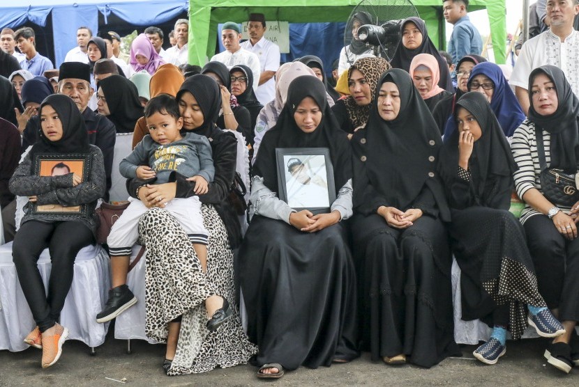 Keluarga korban jatuhnya pesawat Lion Air JT 610 menunggu kedatangan peti jenazah di terminal cargo Bandara Depati Amir, Pangkalpinang, Kepulauan Bangka Belitung, Rabu (7/11/2018). 