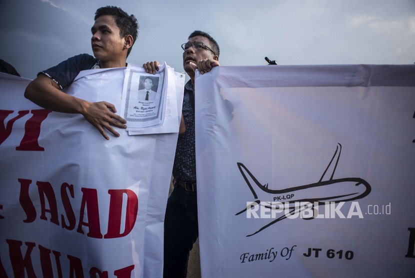 Keluarga korban jatuhnya pesawat Lion Air JT610 melakukan aksi di Taman Aspirasi Monas, Jakarta.