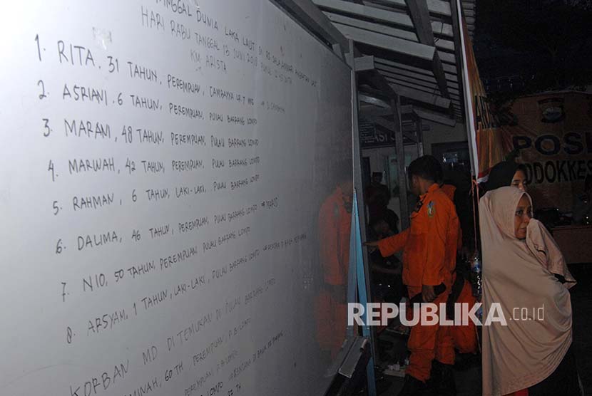 Keluarga korban kapal motor Arista yang tenggelam mencari info di Rumah Sakit Jala Ammari, Makassar, Sulawesi Selatan, Rabu (13/6).