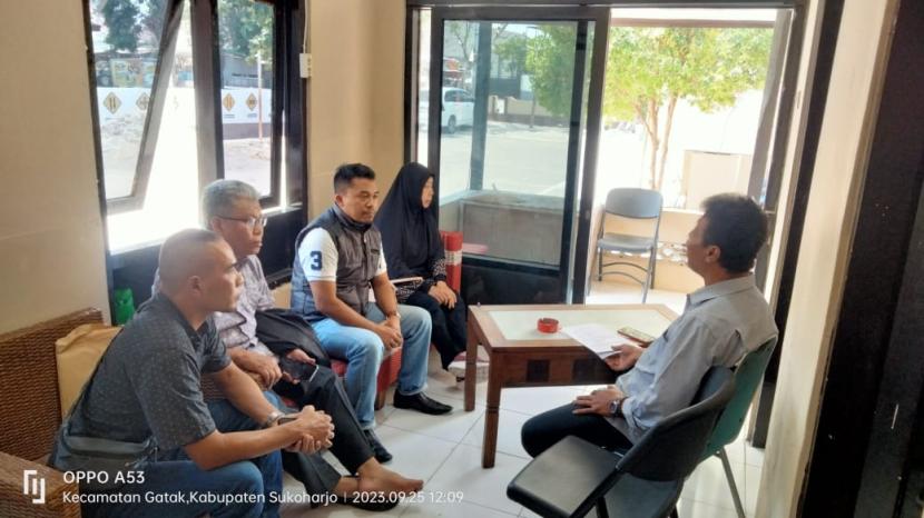 Keluarga korban kasus pembunuhan dosen UIN Solo sambangi Polsek Gatak bersama pengacara untuk meminta keadilan, Selasa (16/9/2023).