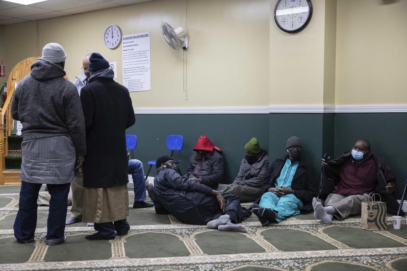Keluarga korban kebakaran apartemen di New York City, New York, AS berkumpul di Masjid-Ur-Rahmah. Sebagian besar korban kebakaran adalah imigran Muslim dari Gambia. Masjid Bronx Gelar Sholat Jenazah Massal Korban Kebakaran New York