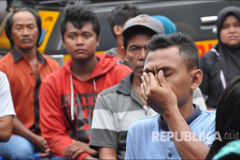 Keluarga korban kebakaran pabrik korek gas api menangis saat menunggu proses identifikasi di Rumah Sakit Bhayangkara Polda Sumut di Medan, Sumatera Utara, Sabtu (22/6)
