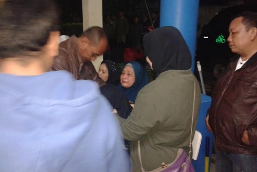 Keluarga korban kecelakaan maut di Pondok Indah saat berada di rumah duka RS Fatmawati