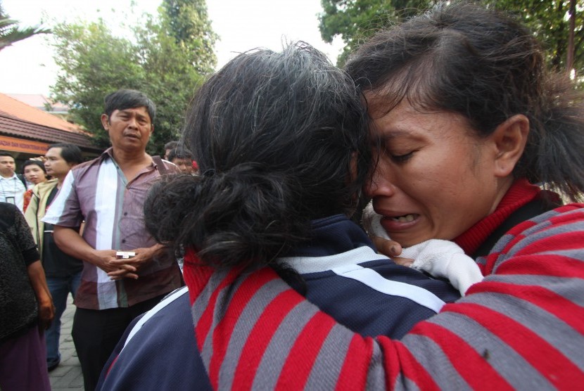 Keluarga korban kecelakaan pesawat Hercules C-130 menangis saat kedatangan jenazah korban di Rumah Sakit Umum Pusat Adam Malik Medan, Sumatera Utara, Selasa (30/6). . (Antara/Septianda Perdana)