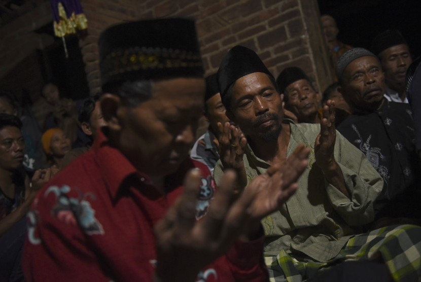 Keluarga dan warga berdoa bersama (Ilustrasi)