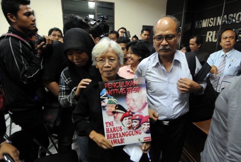 Keluarga korban membawa poster tentang penculikan aktivis 97-98 saat mendatangi Komnas HAM. Eks Sekjen PRD sebut keluarga korban penculikan pertanyakan motif Budiman Sudjatmiko.