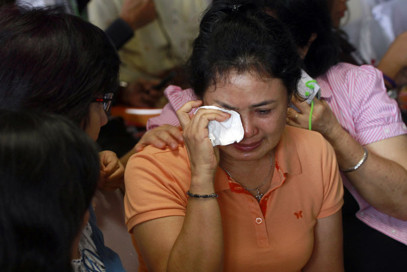   Keluarga korban menangis saat mendengar berita ditemukannya serpihan pesawat Air Asia. 