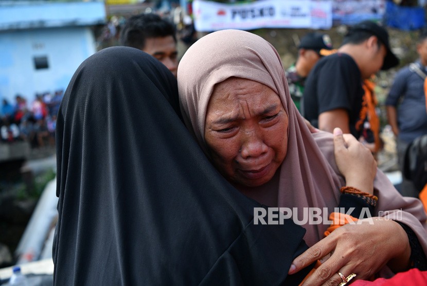 Keluarga korban menangis usai melihat sejumlah barang yang diduga dari korban tenggelamnya KM Sinar Bangun di Danau Toba, Sumatera Utara, Rabu (27/6).