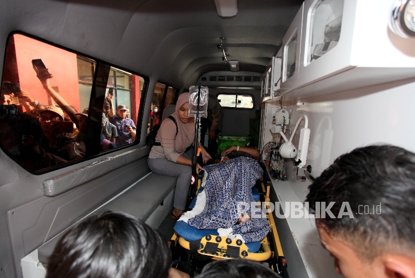 Keluarga korban mendampingi saat Petugas memindahkan korban ledakan bom Terminal Kampung Melayu saat tiba di Instalasi Gawat Darurat (IGD) untuk mendapatkan perawatan di RS Polri Kramatjati, Jakarta, Kamis (25/5).