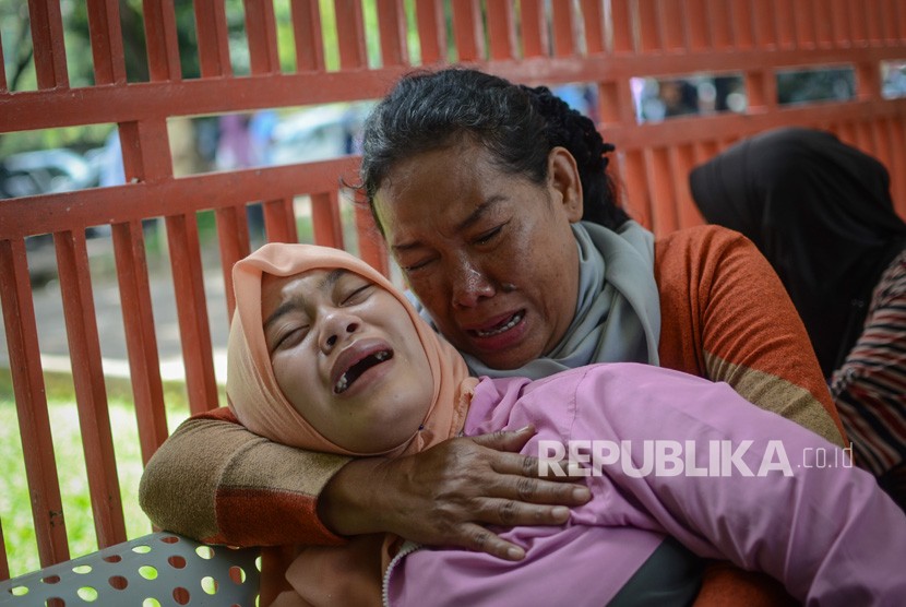 Keluarga korban meninggal akibat keracunan minuman keras (miras) oplosan menangis histeris di depan ruang Unit Gawat Darurat Rumah Sakit Umum Daerah (RSUD) Cicalengka, Kabupaten Bandung, Jawa Barat, Senin (9/4). Korban tewas juga berjatuhan di Kabupaten Sukabumi.